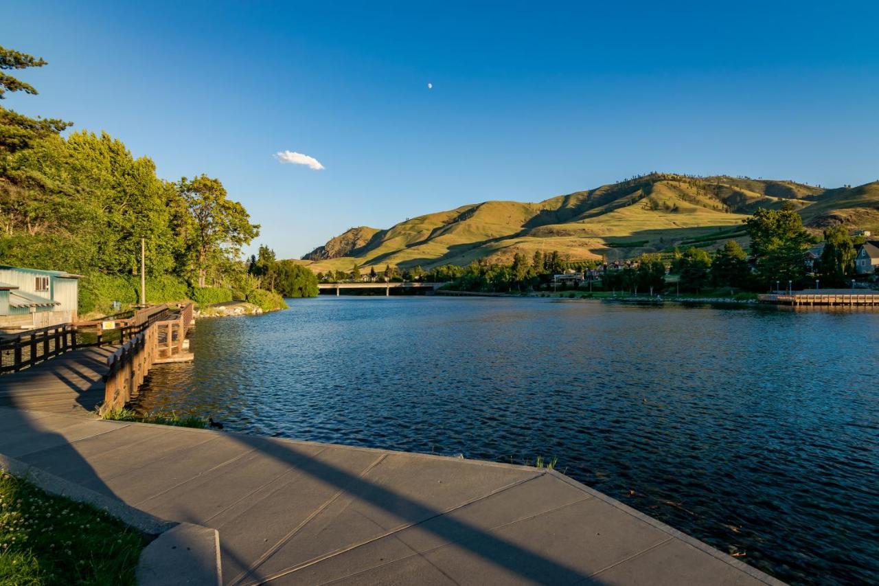 Chelan Resort Suites: Water Sunset Экстерьер фото